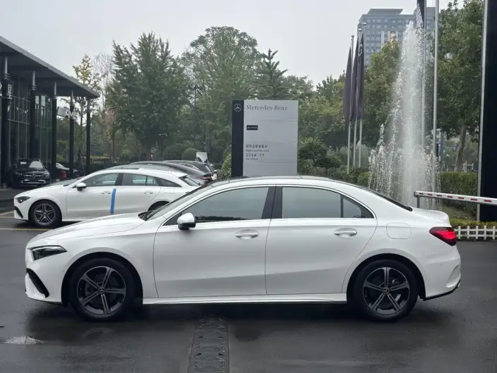 Mercedes-Benz A-class 2023 Model A 200 L Sports sedan Fashion Edition – фото 3