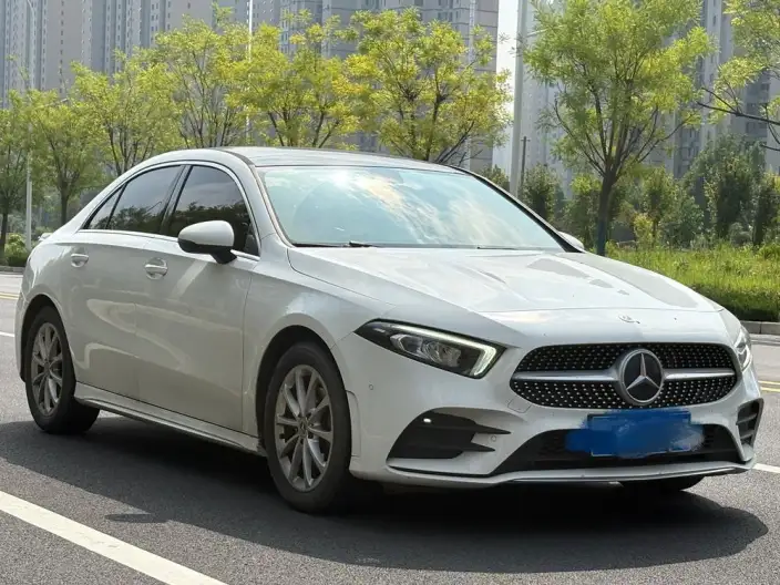 Mercedes-Benz A-class 2022 Model A 200 L Sports sedan Dynamic Edition – фото 3