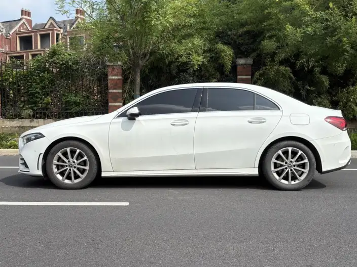 Mercedes-Benz A-class 2022 Model A 200 L Sports sedan Dynamic Edition – фото 4