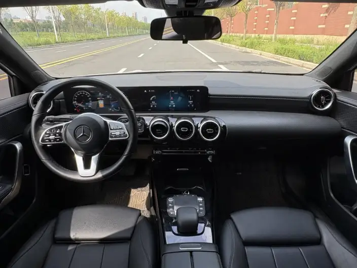 Mercedes-Benz A-class 2022 Model A 200 L Sports sedan Dynamic Edition – фото 9