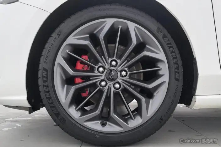Ford Focus 2022 Model Sedan EcoBoost 180 Automatic ST Line – фото 10