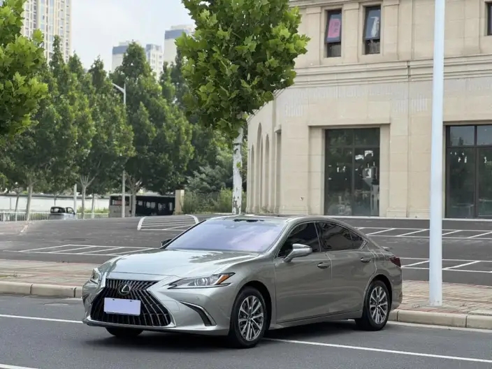 Lexus ES 2022 Model 300h Superior Edition