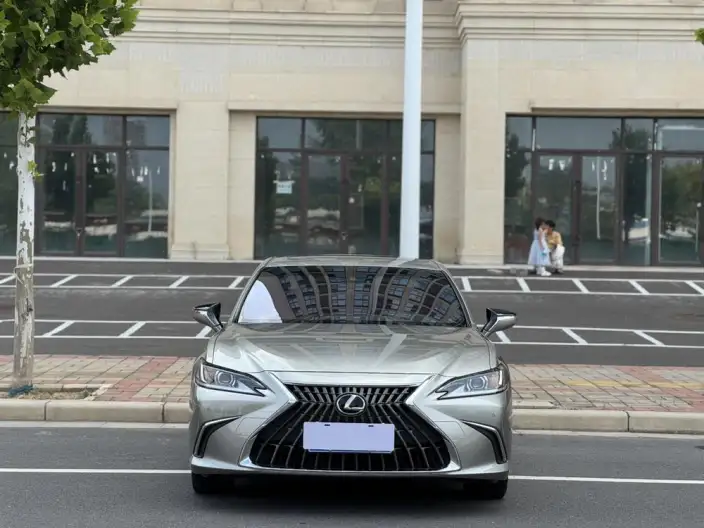 Lexus ES 2022 Model 300h Superior Edition