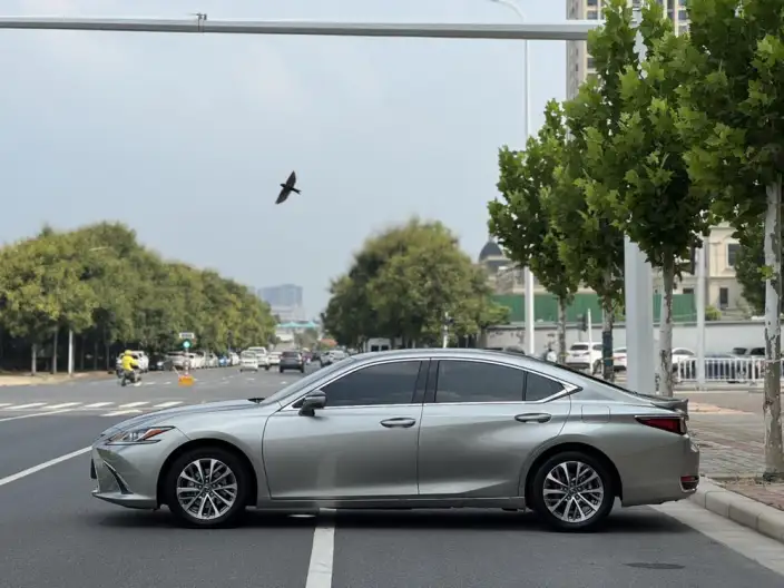 Lexus ES 2022 Model 300h Superior Edition