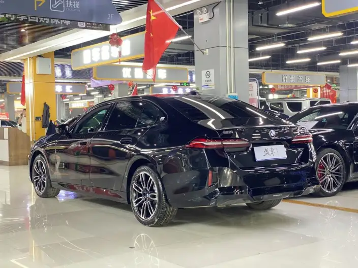 BMW 5 Series 2025 Model 530Li Leading Model M Sports Set – фото 3