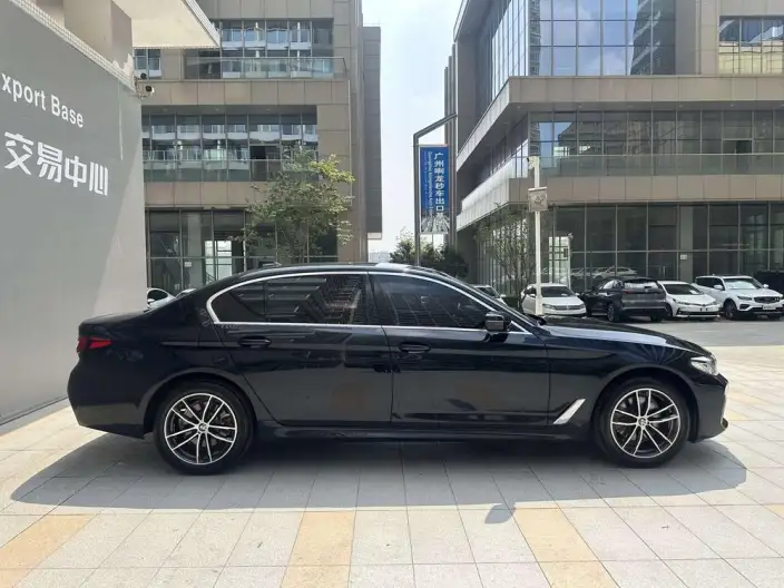 BMW 5 Series 2022 Model Facelift II 525Li M Sports Set – фото 4