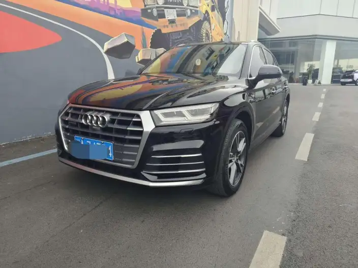 Audi Q5L 2020 Model 45 TFSI Exclusive Fashion Model – фото 1