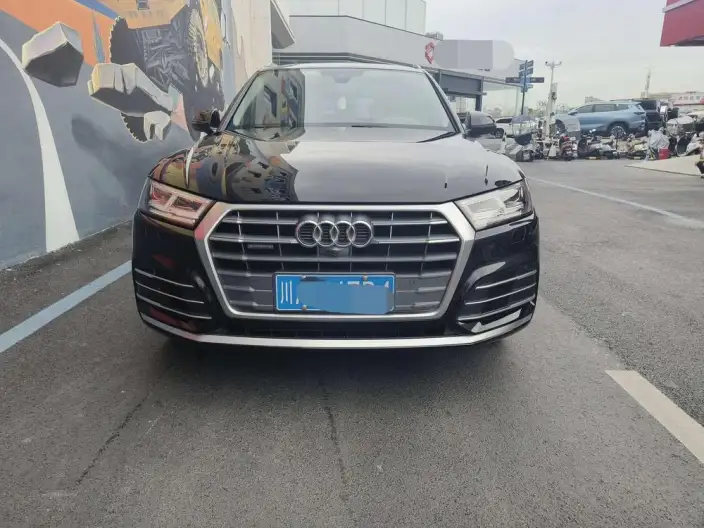 Audi Q5L 2020 Model 45 TFSI Exclusive Fashion Model – фото 2