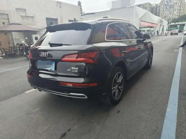 Audi Q5L 2020 Model 45 TFSI Exclusive Fashion Model – фото 6