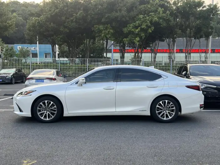 Lexus ES 2021 Model 300h Superior Edition