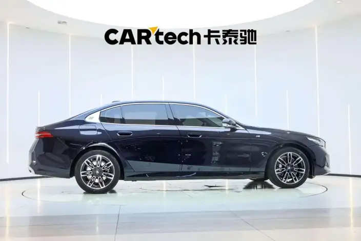 BMW 5 Series 2025 Model 530Li Leading Model M Sports Set – фото 8