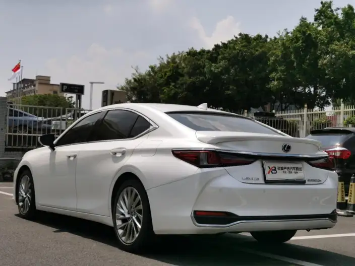 Lexus ES 2020 Model 300h Executive Edition China VI