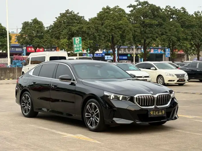 BMW 5 Series 2025 Model 525Li M Sports Set – фото 3