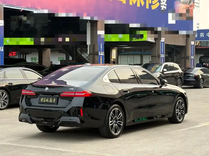 BMW 5 Series 2025 Model 525Li M Sports Set – фото 6