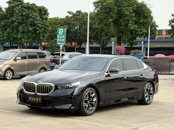 BMW 5 Series 2025 Model 530Li Exclusive Model M Sports Set – фото 1