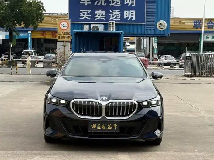 BMW 5 Series 2025 Model 530Li Exclusive Model M Sports Set – фото 2