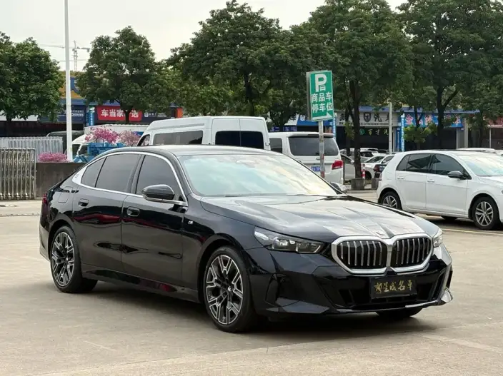 BMW 5 Series 2025 Model 530Li Exclusive Model M Sports Set – фото 3