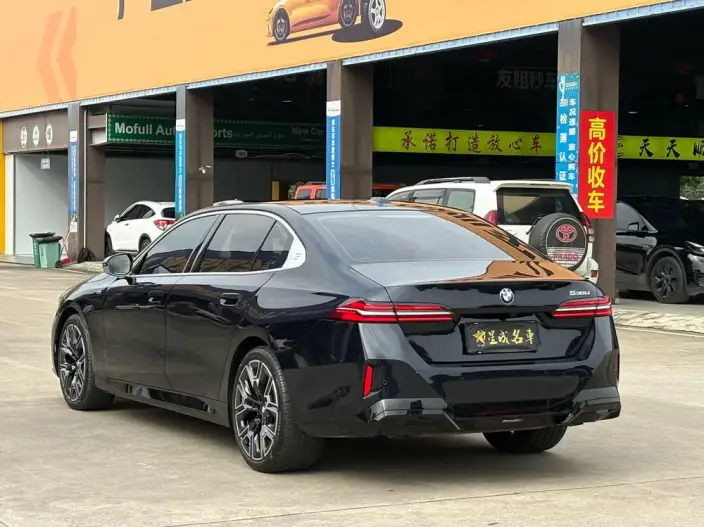 BMW 5 Series 2025 Model 530Li Exclusive Model M Sports Set – фото 4