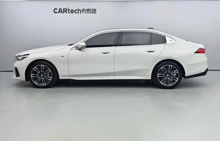 BMW 5 Series 2025 Model 530Li Leading Model M Sports Set – фото 3