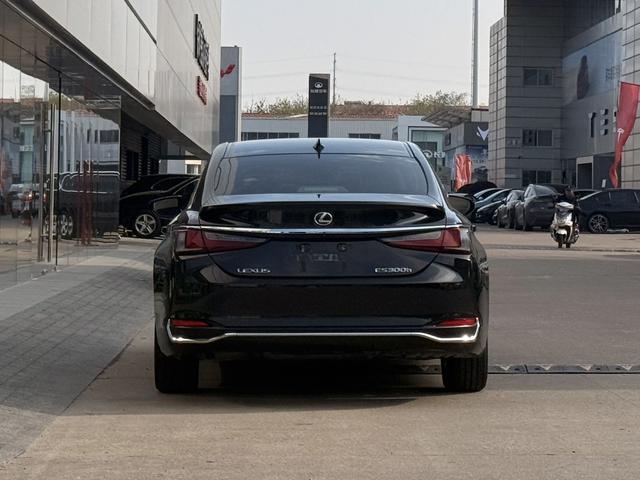 Lexus ES 2022 300h Excellence – фото 3