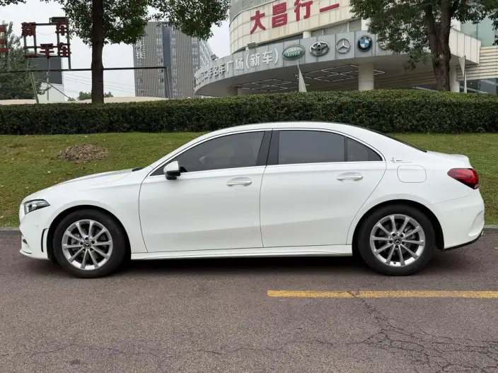 Mercedes-Benz A-class 2022 Model A 200 L Sports sedan Dynamic Edition – фото 3