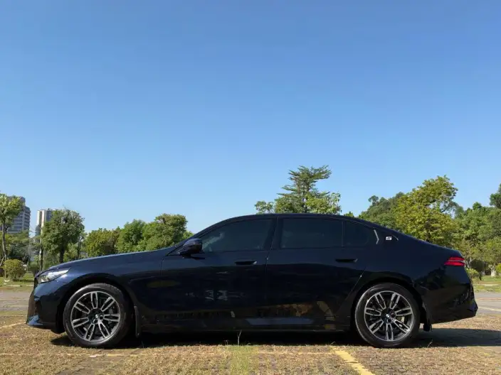 BMW 5 Series 2026 Model 530Li Leading Model M Sports Set – фото 4