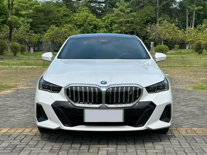 BMW i5 2024 Model eDrive35L Luxury Set – фото 2
