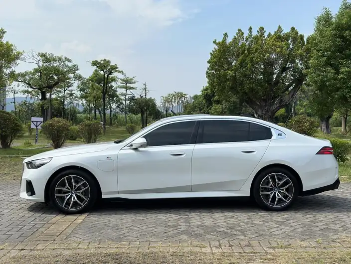 BMW i5 2024 Model eDrive35L Luxury Set – фото 4