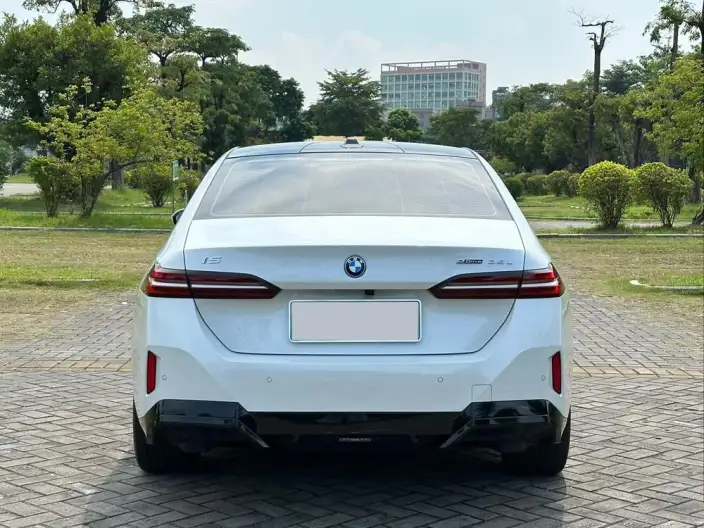 BMW i5 2024 Model eDrive35L Luxury Set – фото 6