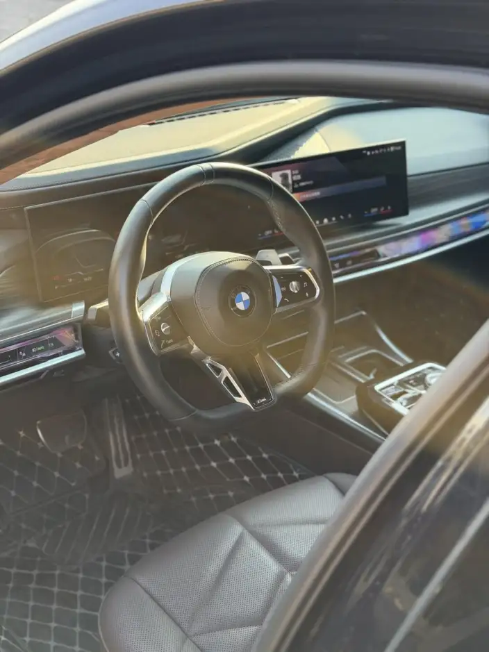 BMW 7 Series 2023 Model 735Li M Sports Set – фото 9