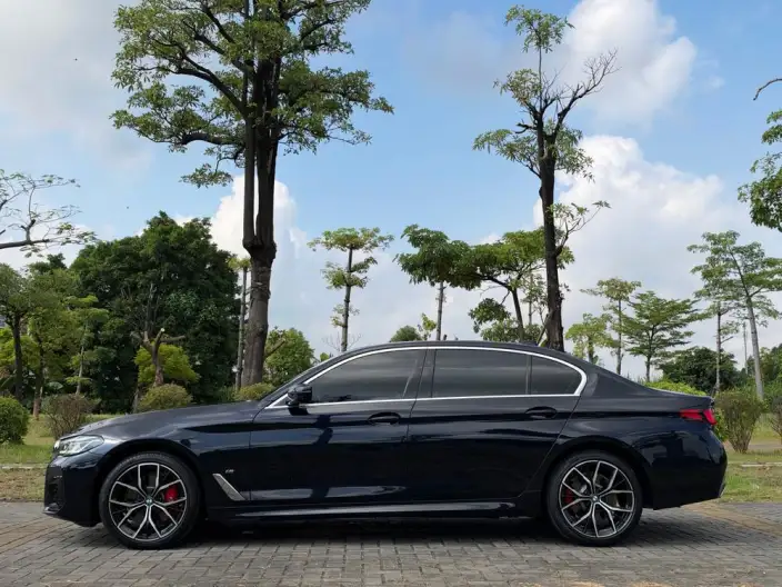 BMW 5 Series 2022 Model Facelift II 530Li Exclusive Model M Sports Set – фото 4