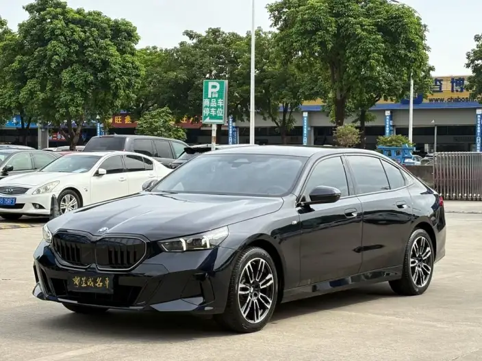 BMW 5 Series 2025 Model 525Li M Sports Set – фото 1