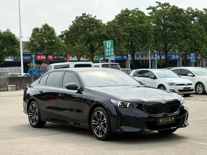 BMW 5 Series 2025 Model 525Li M Sports Set – фото 3