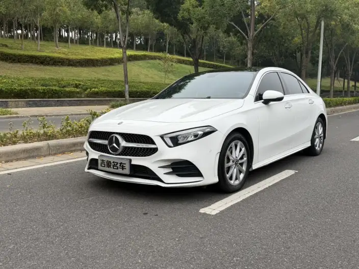 Mercedes-Benz A-class 2020 Model A 200 L Sports sedan – фото 1
