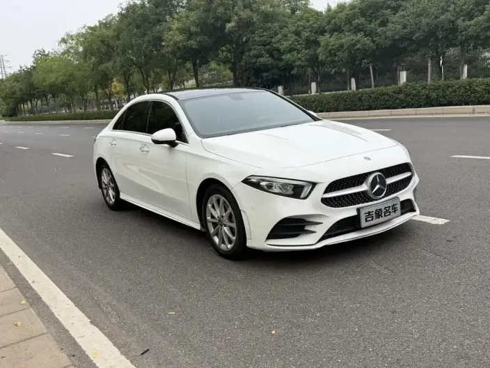 Mercedes-Benz A-class 2020 Model A 200 L Sports sedan – фото 3
