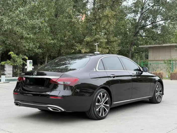 Mercedes-Benz E-Class PHEV 2023 Model E 350 e L sedan – фото 6
