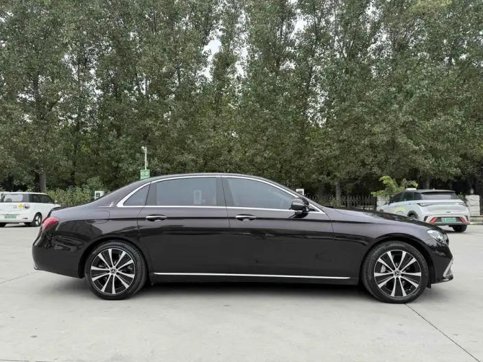 Mercedes-Benz E-Class PHEV 2023 Model E 350 e L sedan – фото 7