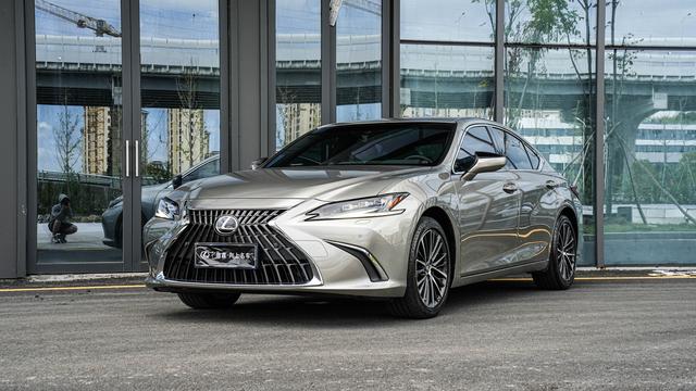 Lexus ES 2022 300h Premium – фото 1