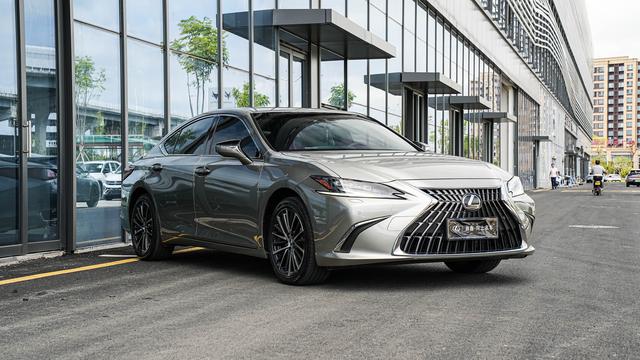Lexus ES 2022 300h Premium – фото 3