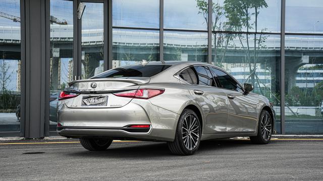 Lexus ES 2022 300h Premium – фото 4