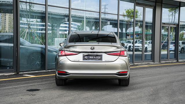Lexus ES 2022 300h Premium – фото 5