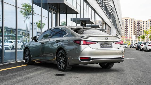 Lexus ES 2022 300h Premium – фото 6