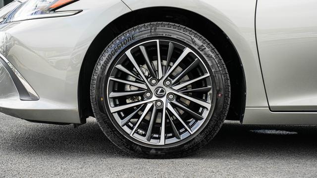 Lexus ES 2022 300h Premium – фото 8