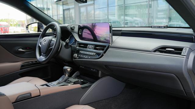Lexus ES 2022 300h Premium – фото 10