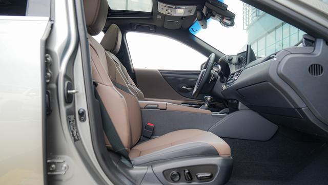 Lexus ES 2022 300h Premium – фото 11