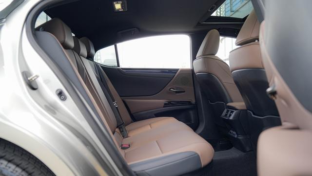 Lexus ES 2022 300h Premium – фото 14