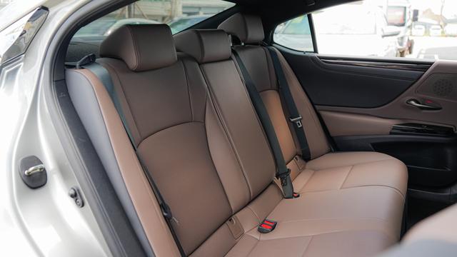 Lexus ES 2022 300h Premium – фото 15