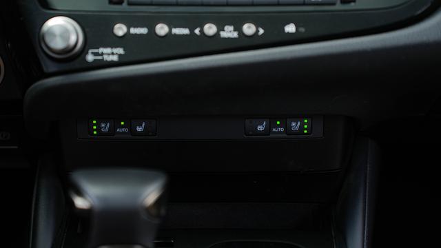 Lexus ES 2022 300h Premium – фото 18