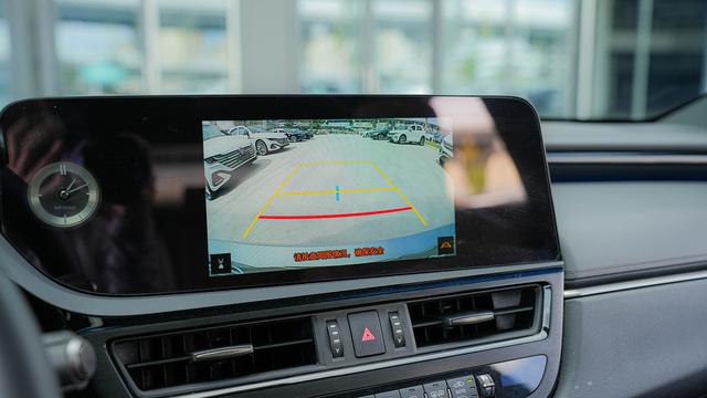 Lexus ES 2022 300h Premium – фото 20