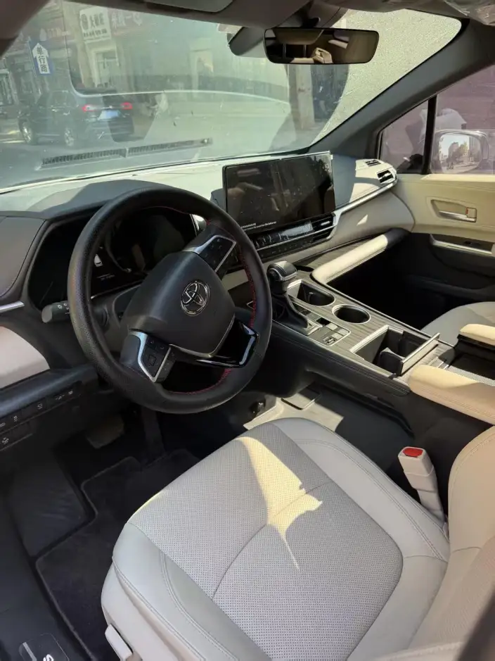 Toyota Sienna 2024 Model Hybrid 2.5L 4WD Premium Edition – фото 6